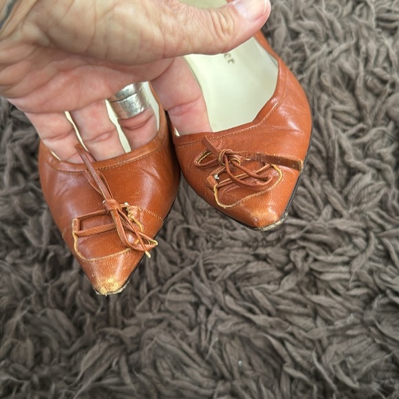 Italian Bettye Muller Women's Tan leather kitten Heels size 38 - Picture 2 of 6
